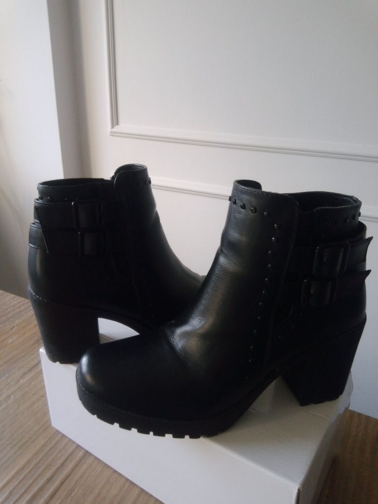 Botas pretas  com fivela 39