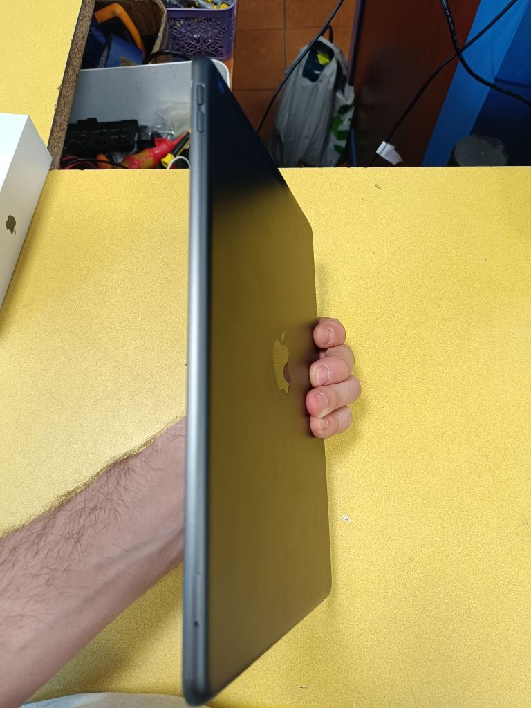 Apple Ipad 9 Generacji Wi-Fi + Cellular / 64 GB / A2604 / GWARANCJA