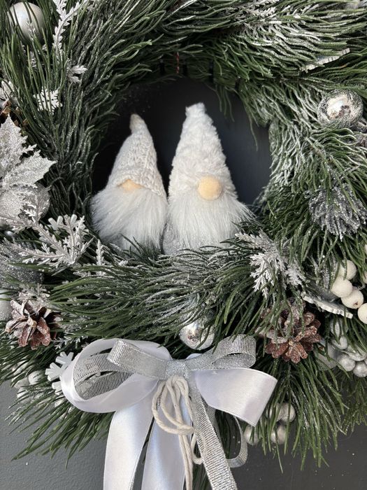 Świąteczny wieniec bożonarodzeniowy na drzwi z krasnalami, wianek