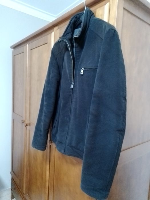 Blusão desportivo em cor preto