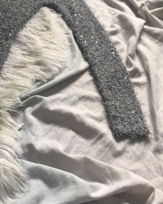 Camisola com detalhe de brilhantes e transparência nas costas