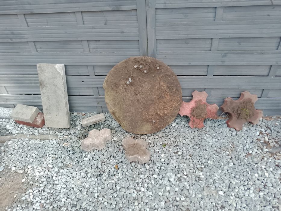 Kostka brukowa pokrywa szambo