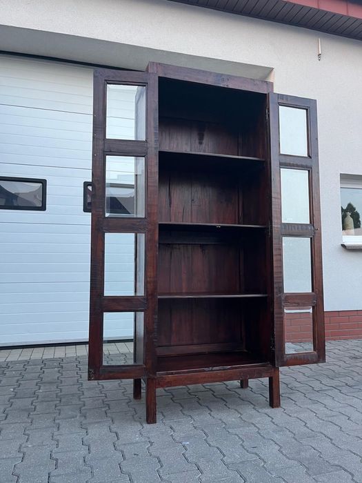 Kolonialna witryna - egzotyczne drewno tekowe, industrialna