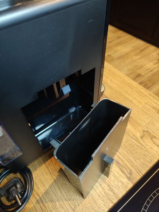 Ekspres Krups Essential EA8108 w kolorze czarnym