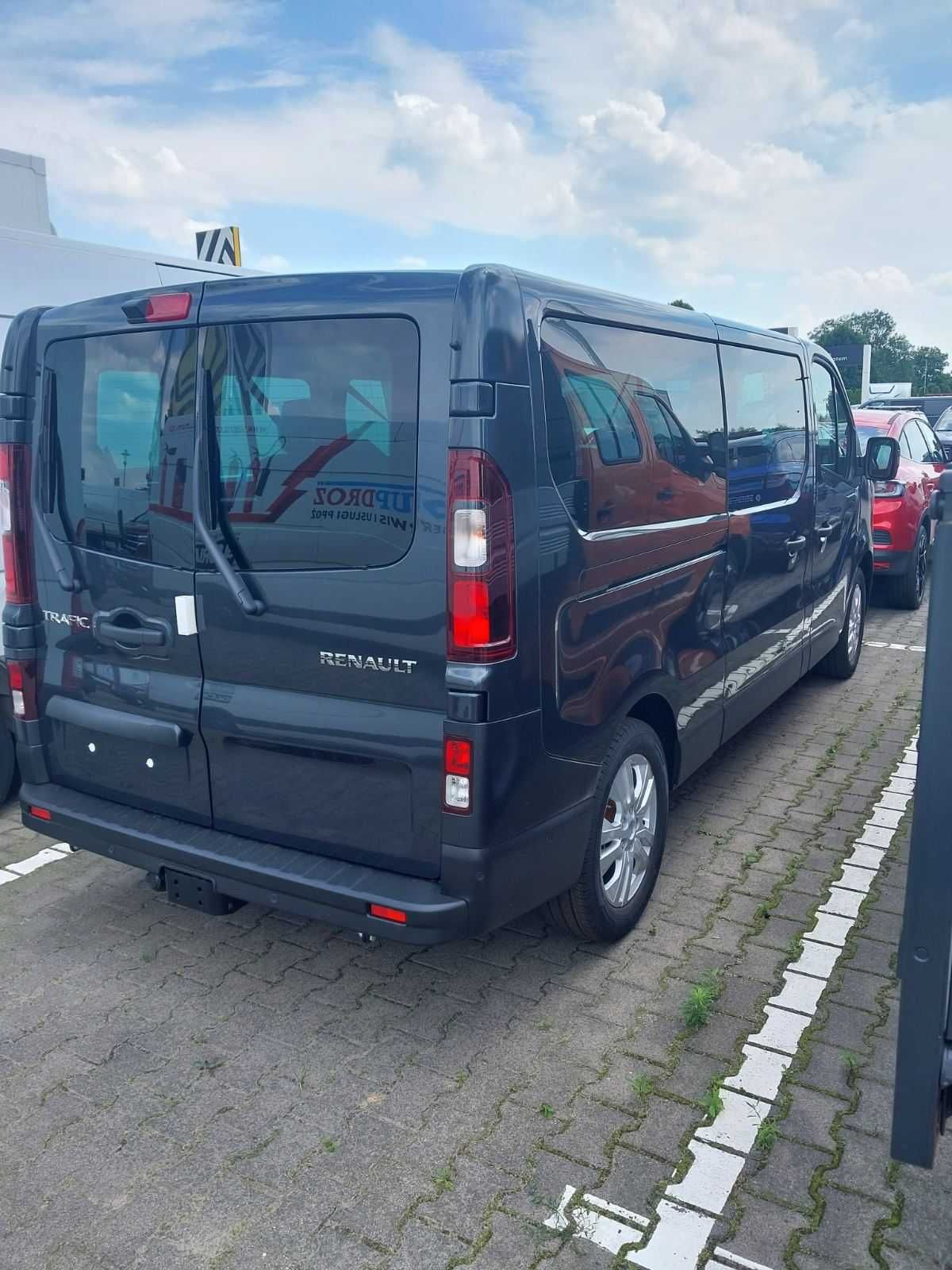 Wynajem bus 8 osób 9 osób Renault Trafic Combi Long automat, hak, 2024