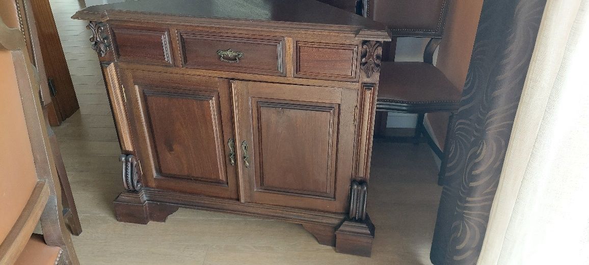 Mesa + 8 cadeiras + aparador