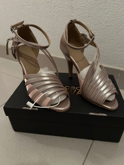 Sapatos de dança muito elegantes