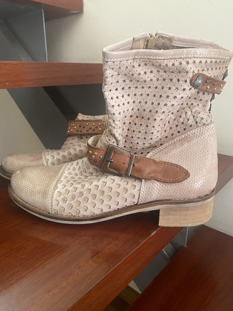 Bota de cano de pele beige