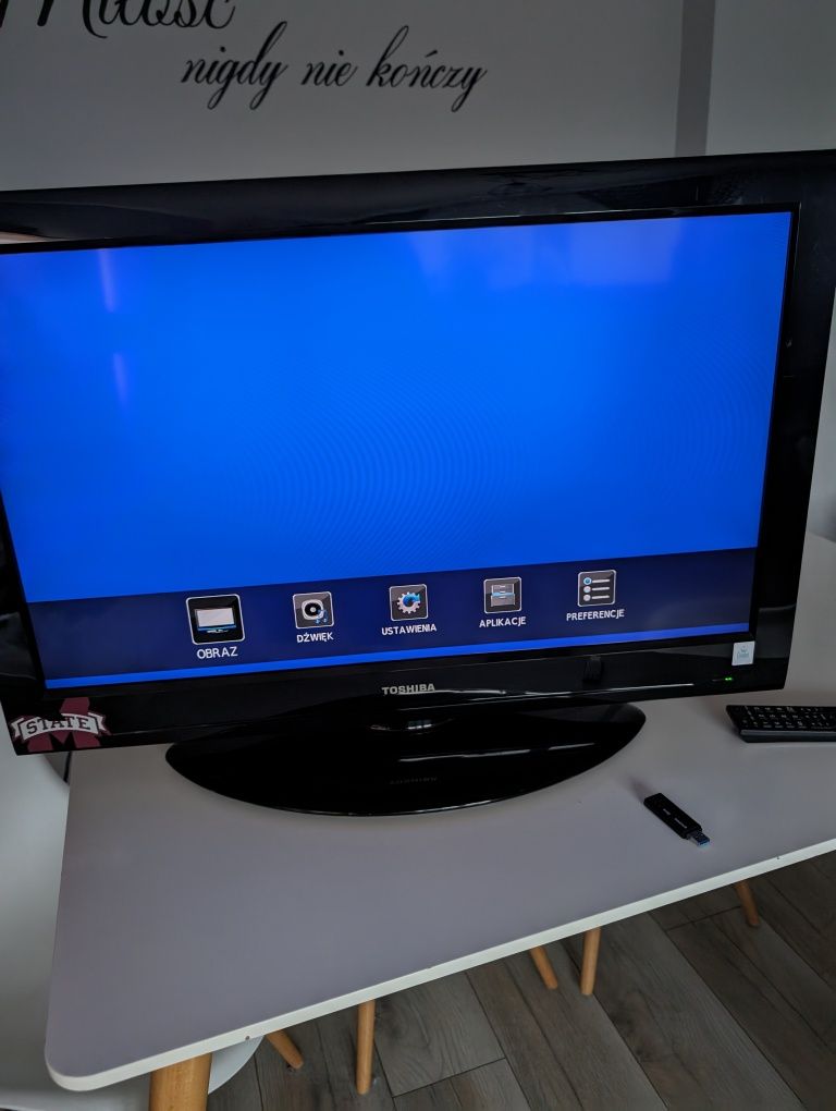 Telewizor 32 cale HD Toshiba 32AV833 pilot