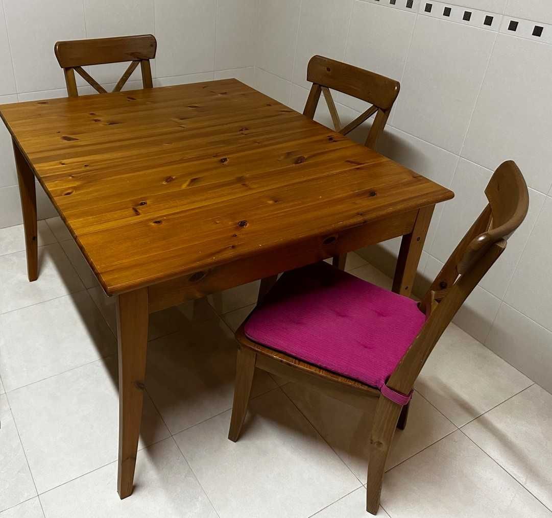 Mesa de Refeição com 4 cadeiras