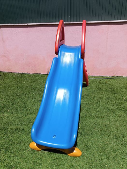 Escorrega plástico marca Feber (+ 3 anos)