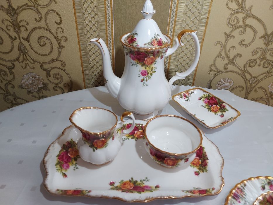 Serwis do kawy na 6 osob porcelana angielki Royal Albert czerwona róż