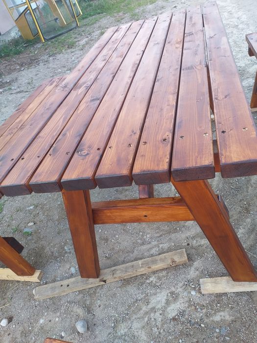 Stół z ławkami + 2 stołki