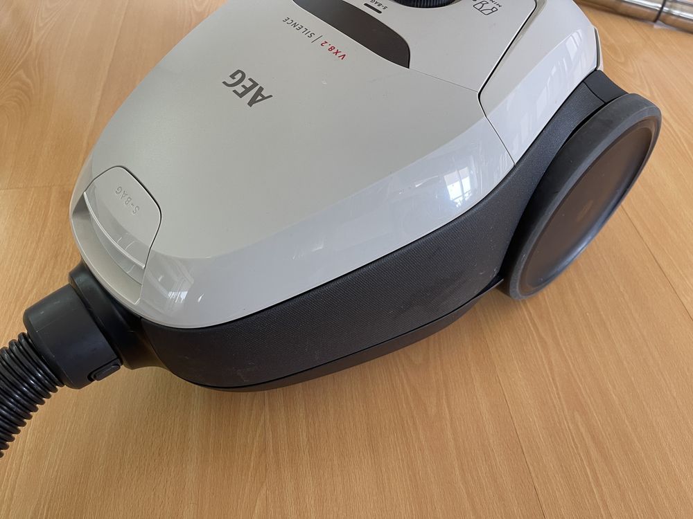 Aspirador AEG cinzento