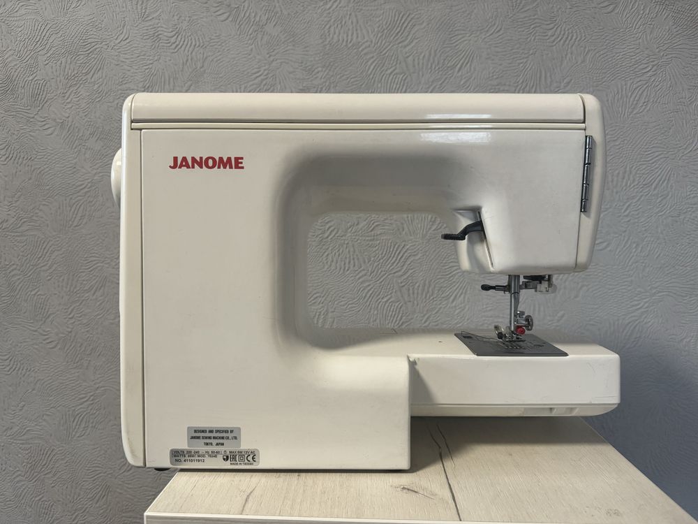 Швейна машинка Janome 7524E