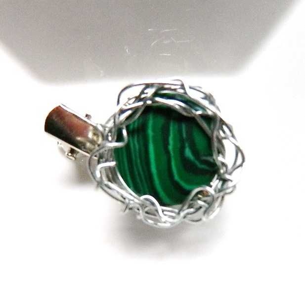 Zielony malachit w drucie, delikatna broszka, przypinka