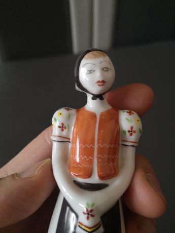 Hollohaza Hungary figurka kobiety z węgierskiej porcelany