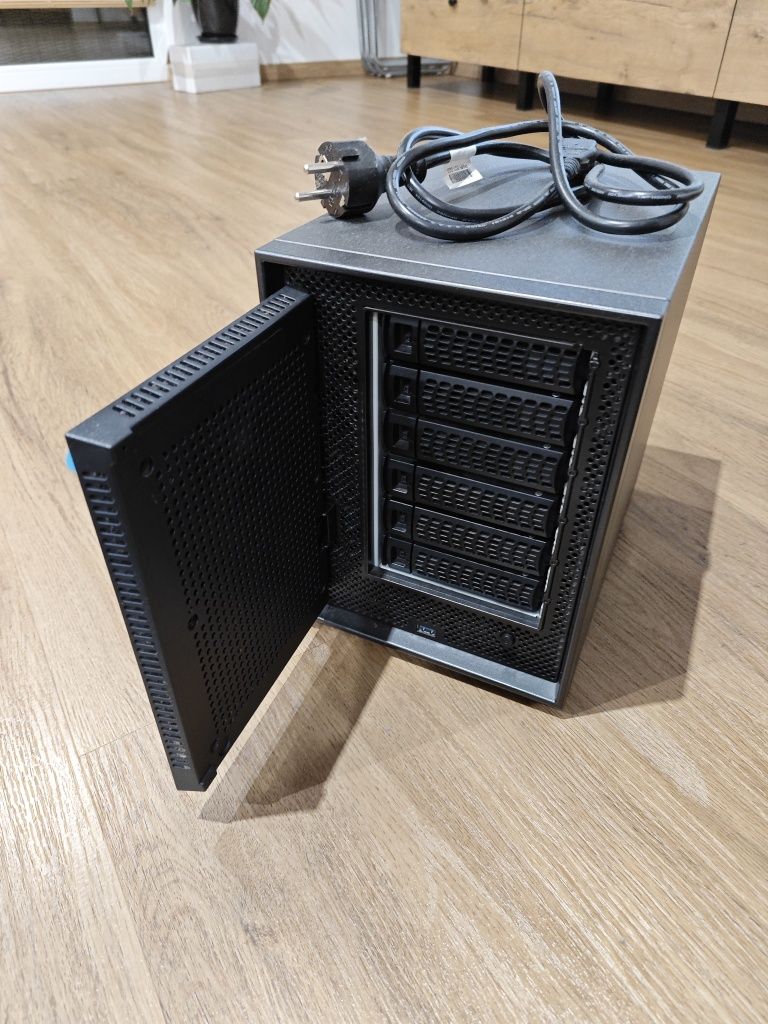 NAS Netgear ReadyNAS 426, serwer plików, macierz na 6 dysków.