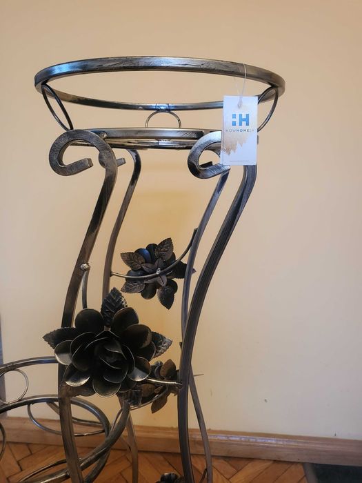 Śliczny kwietnik metalowy na 3 doniczki z motywami róży.