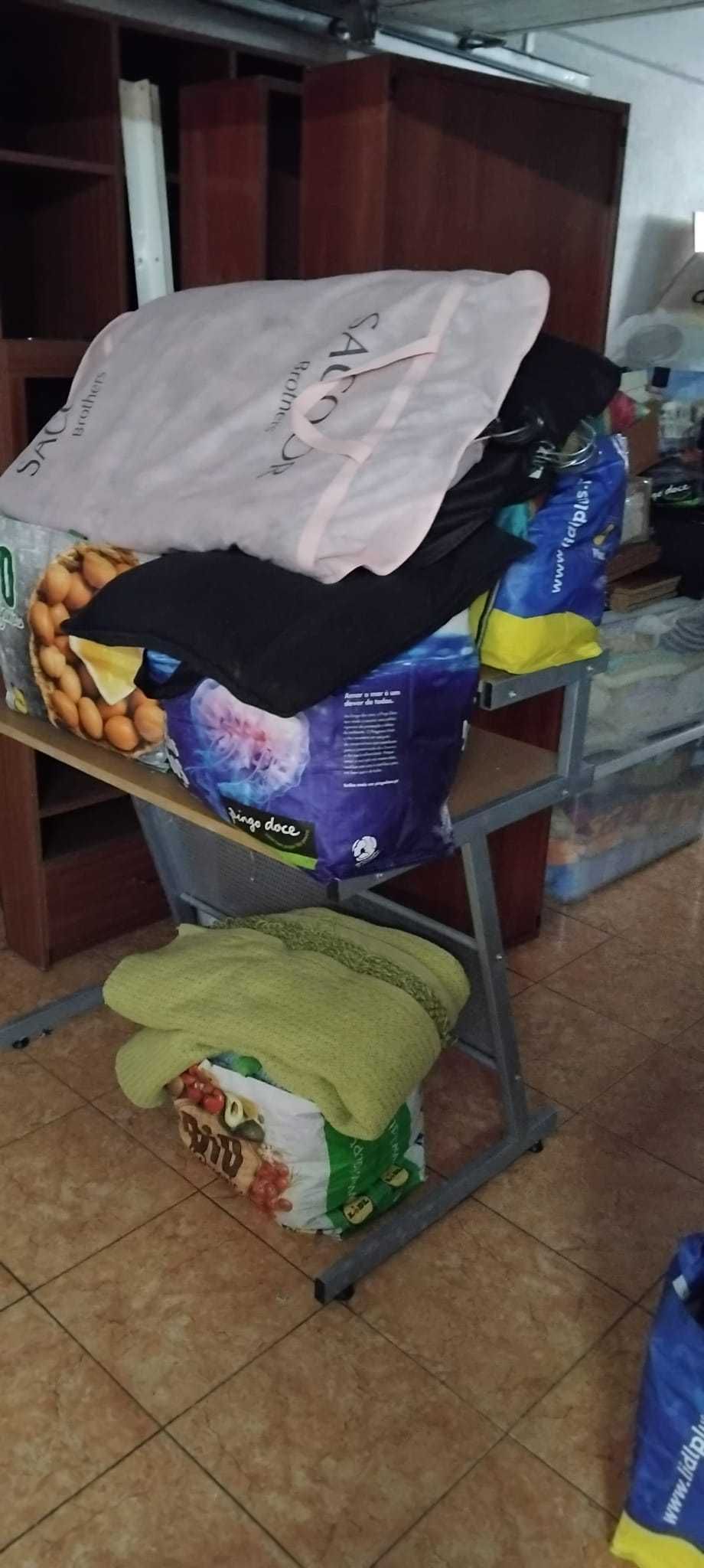Diversas bens de recheio de casa para dar