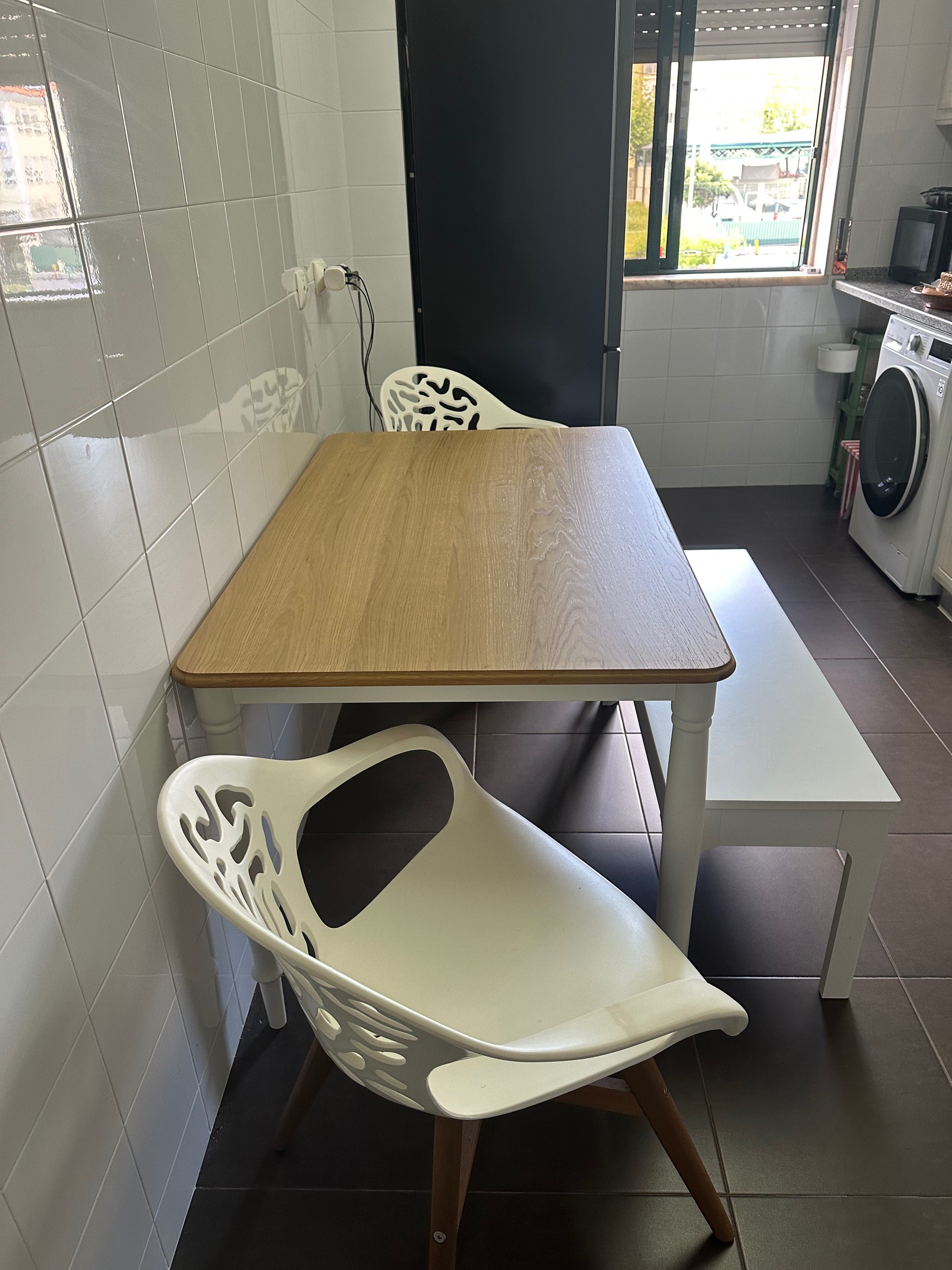 Mesa de cozinha com 2 cadeiras decorativas e um banco longo