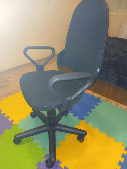 . Продам комп'ютерне крісло.