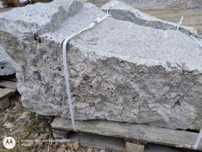 Bryły granitowe z minerałami