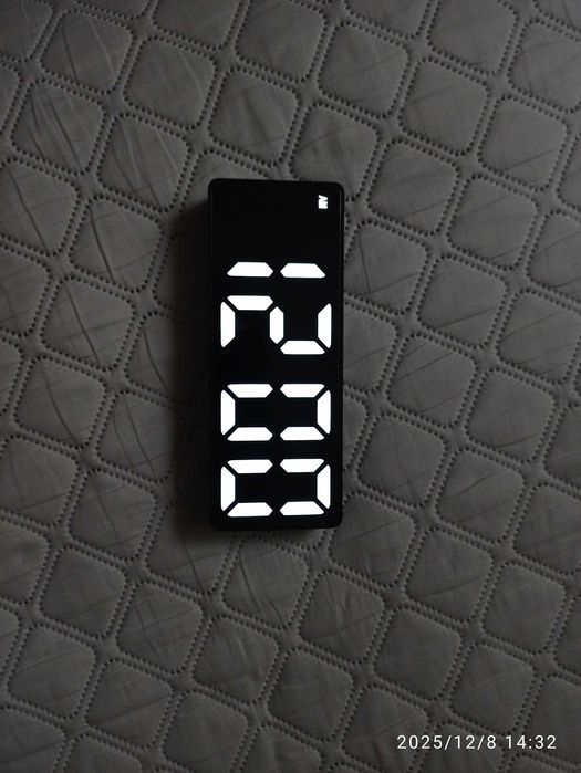 Электронные настольные часы с питанием от USB.