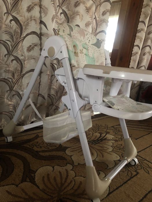 Стільчик дитячий для годування на коліщатках та столиком Bambi