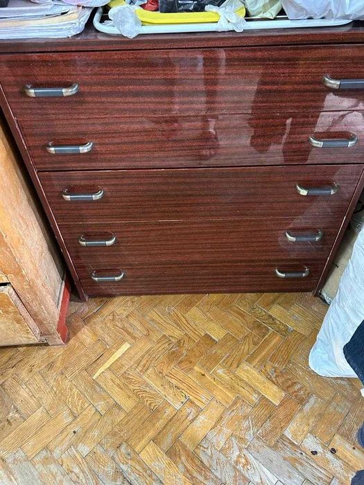 Комод лаковий в спальню