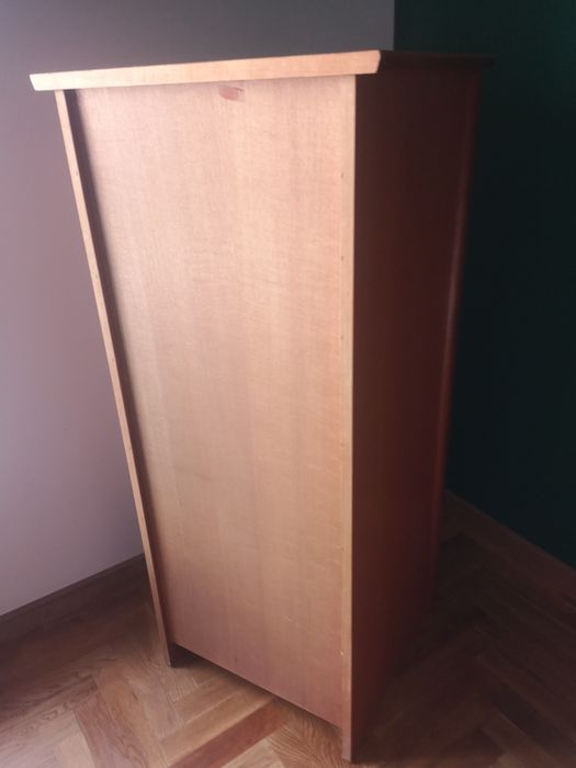 Cómoda alta com sete gavetas