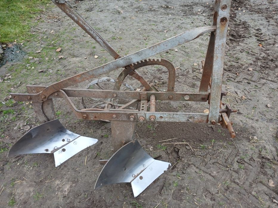 Плуг польський двохкорпусний кінний перероблений під тракторний