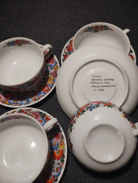 Filiżanki z podstawkami ręcznie zdobione