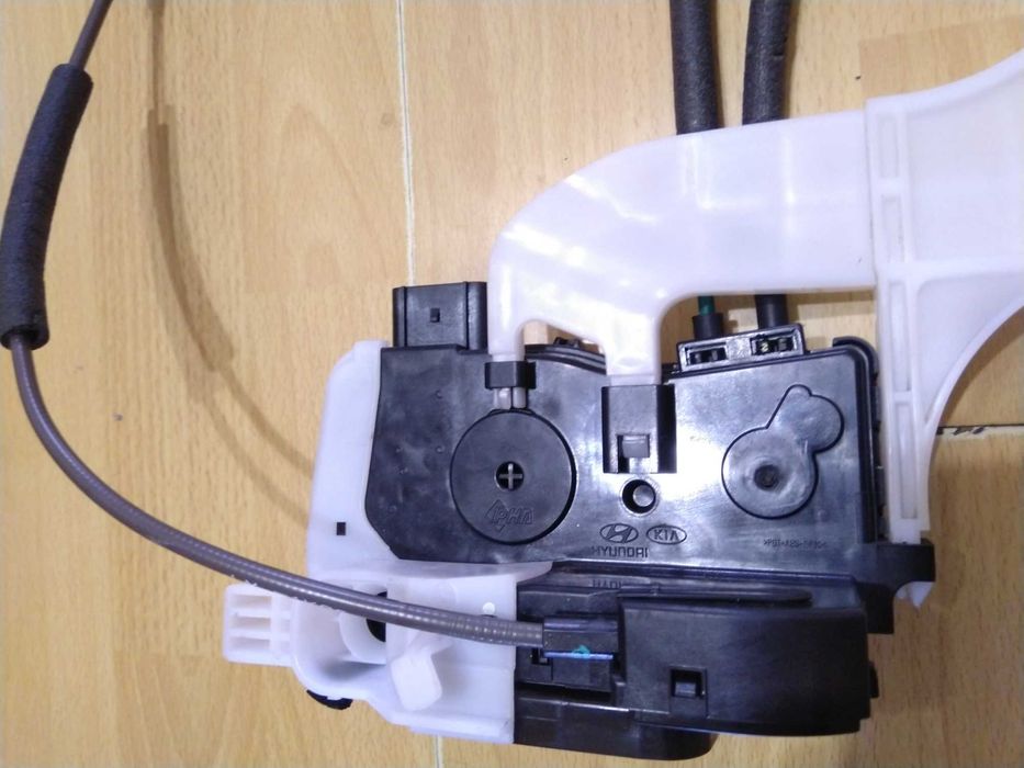 Замок двери Hyundai IX35 задней правой 81420-2S000.