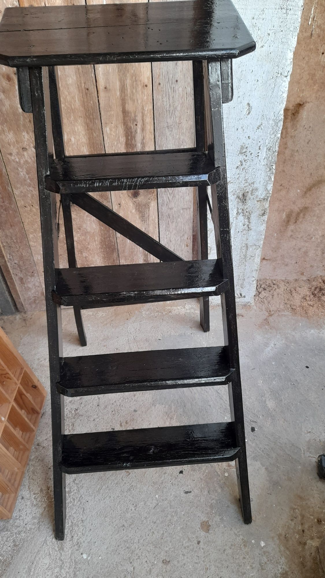 Escadote em madeira reciclado