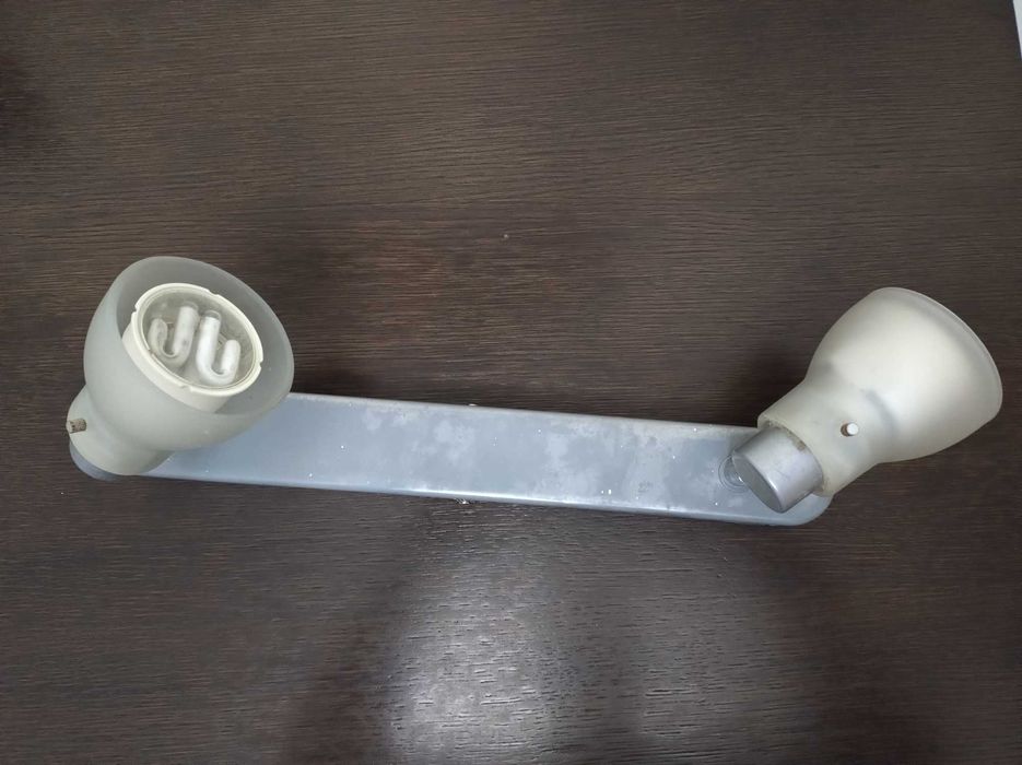 Candeeiro de dupla lâmpada em bom estado