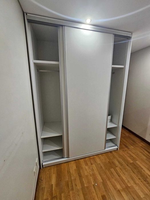 Roupeiro branco em excelente estado