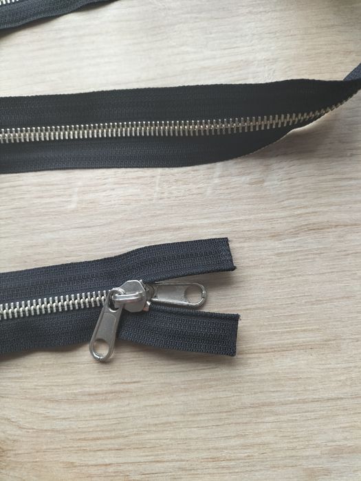 Długi metalowy zamek.