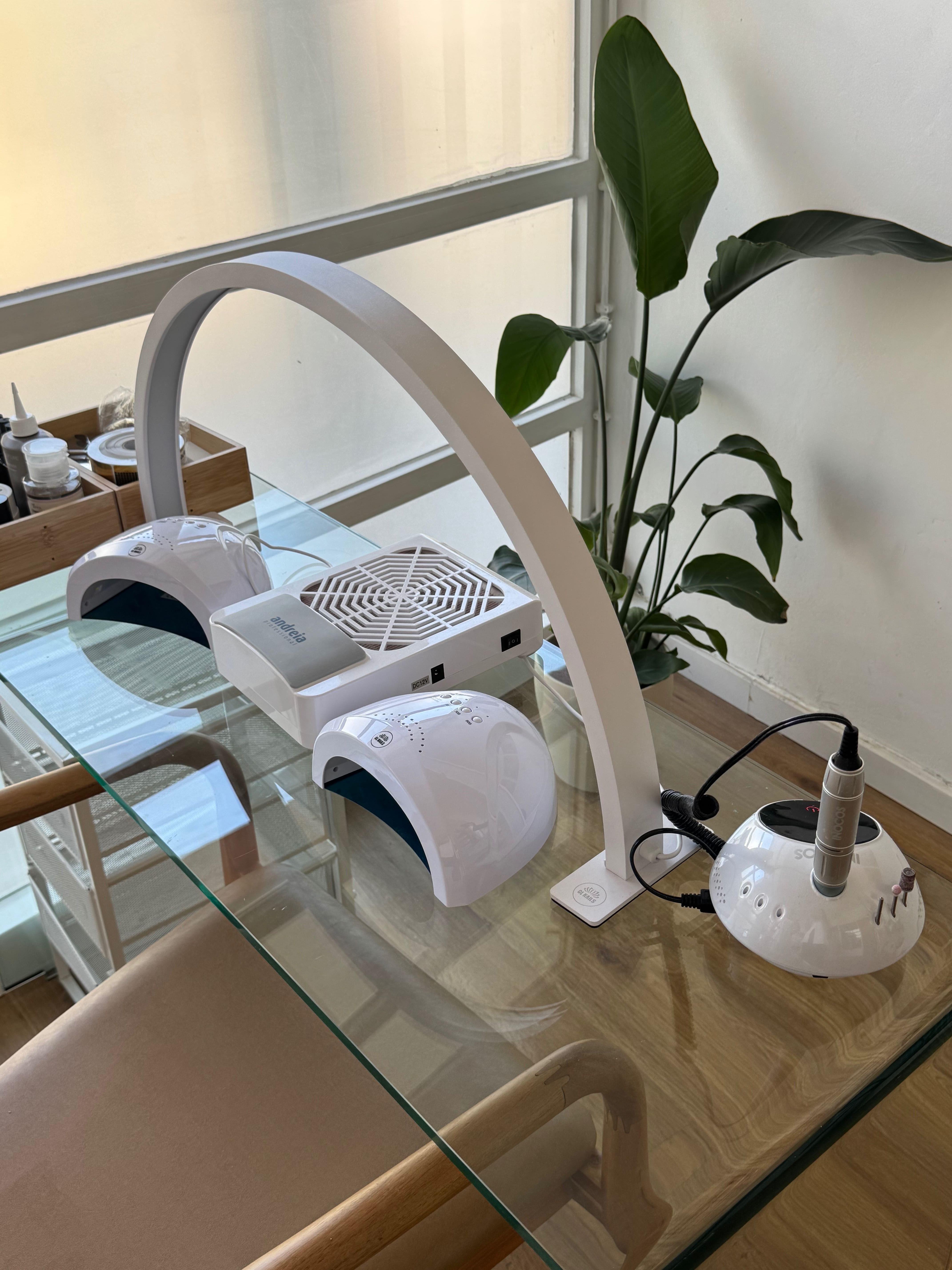 Vende-se balcão de recepção, espelho, cadeira alta e material unhas