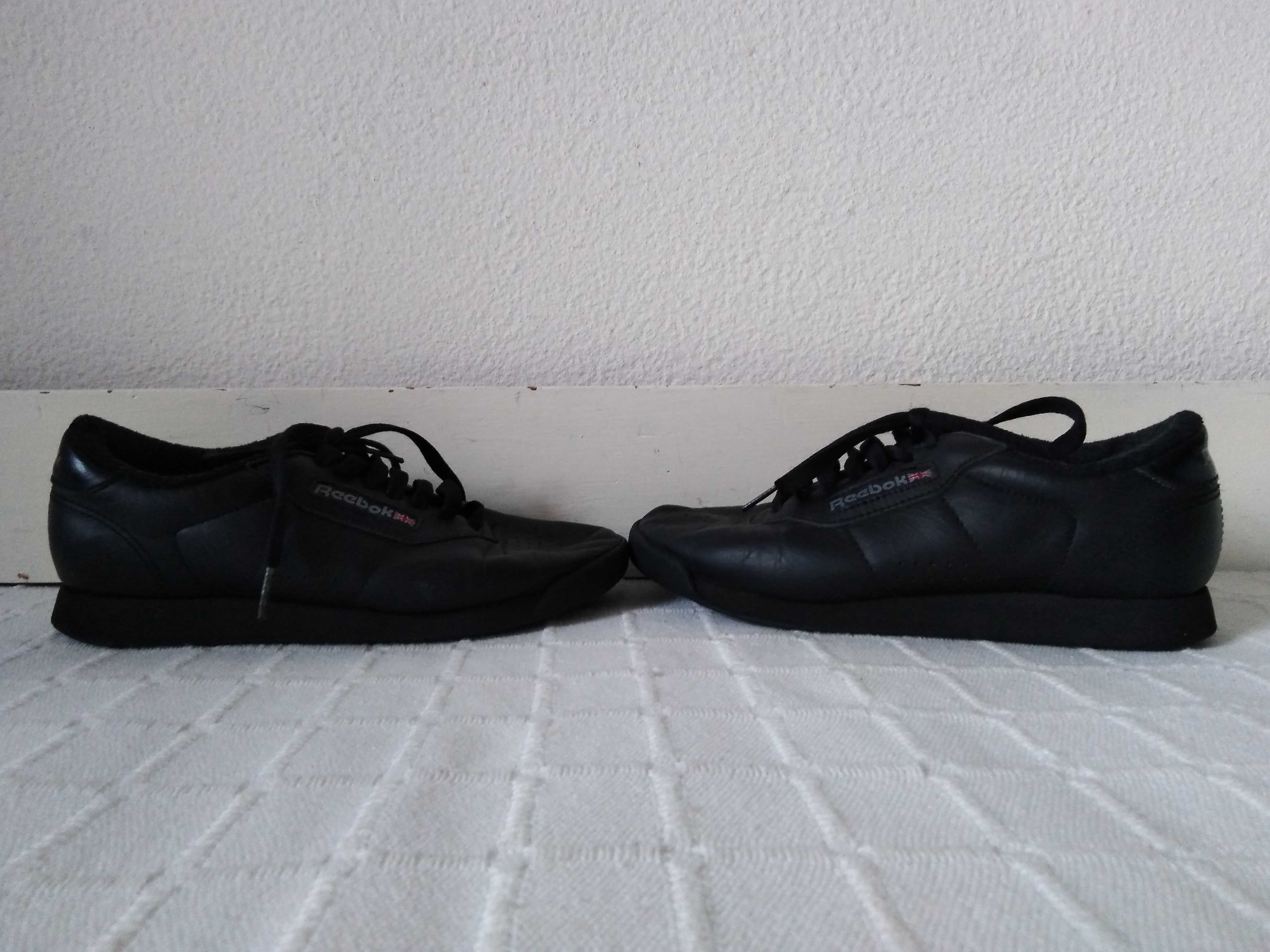 Sapatilhas Negras Reebok Classic 37