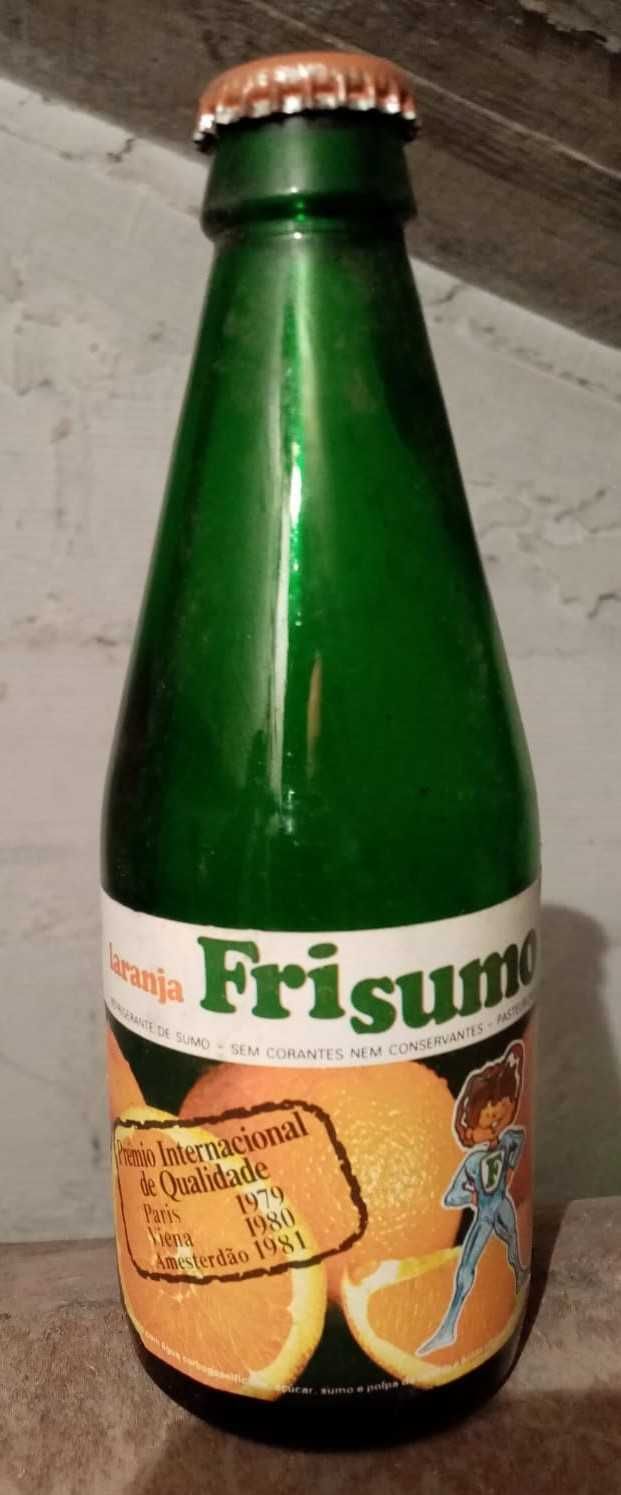 24 garrafas de Frisumo vazias, de 1981 ou 1982