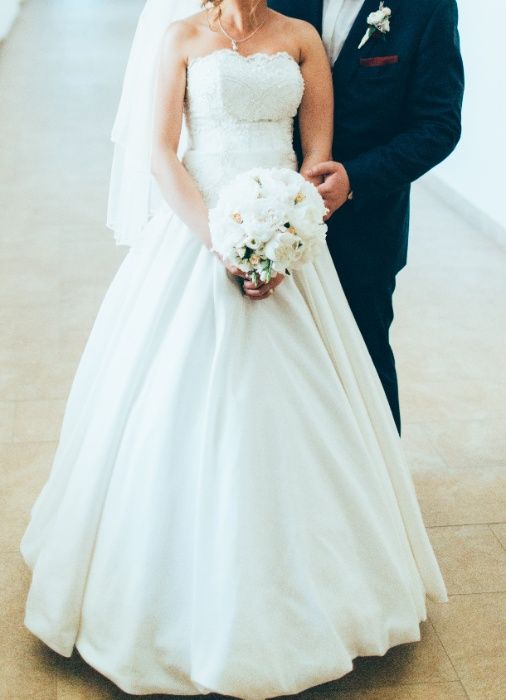 Весільна сукня S-M з корсетом,ручною вишивкою,з шовкового атласа