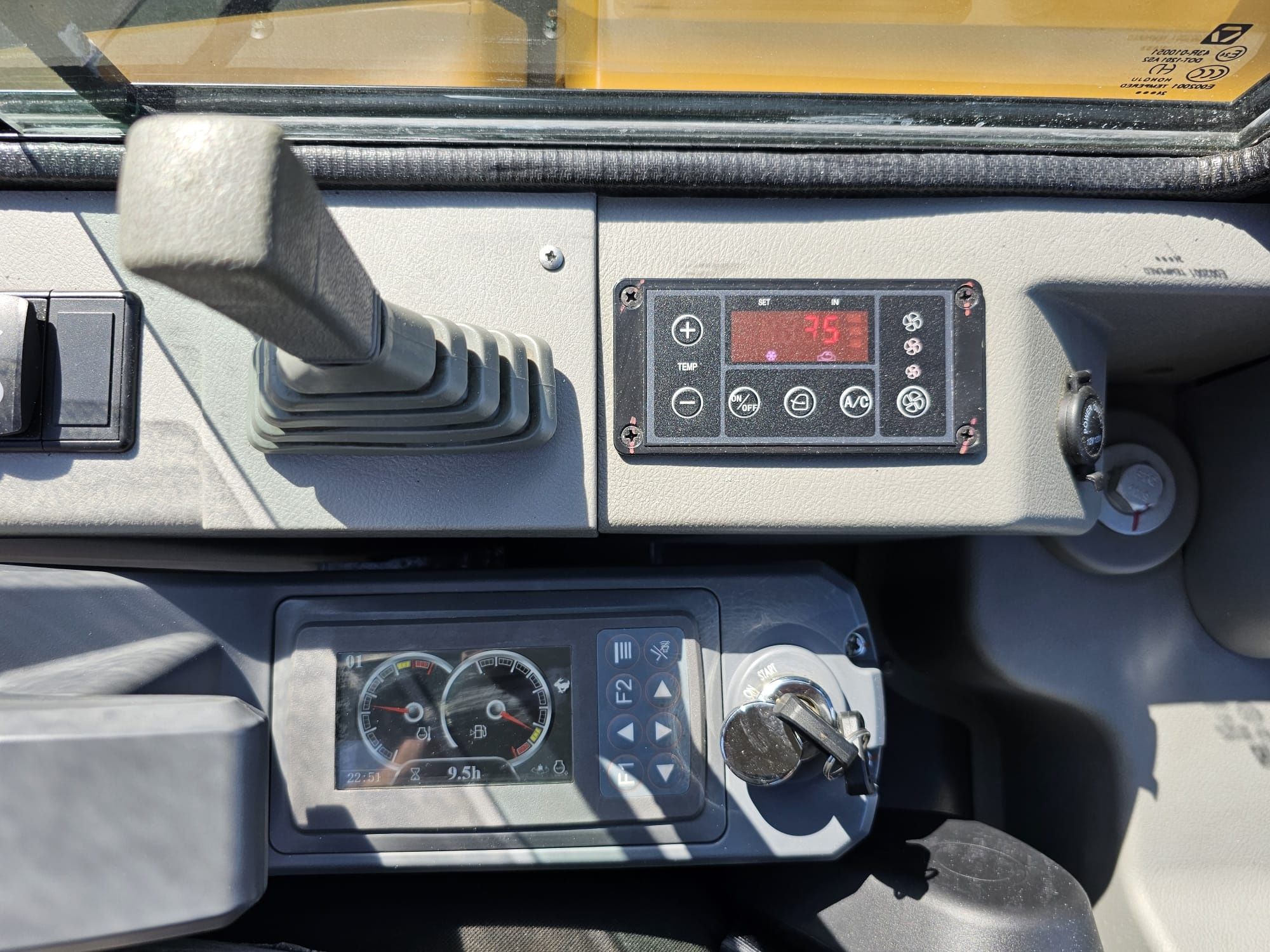 Mini giratória escavadora com 4100kg ano 2025