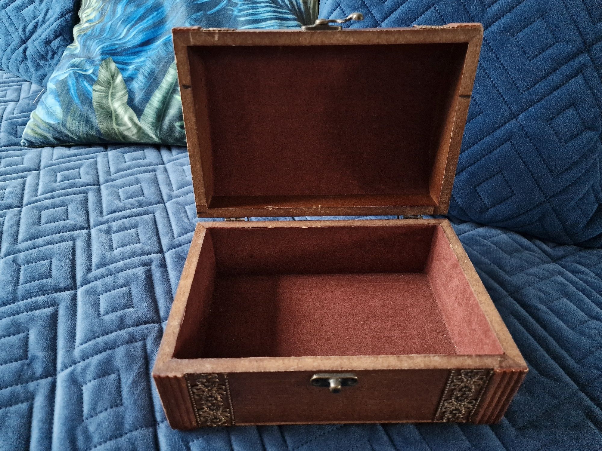 Drewniany kuferek szkatułka na biżuterię