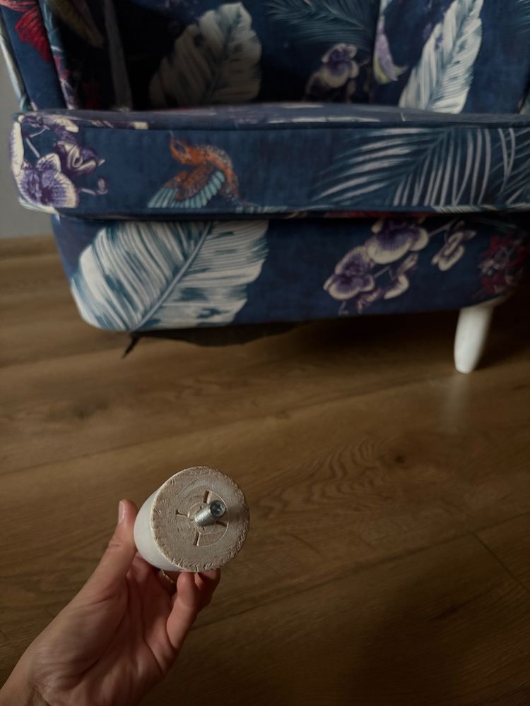 Fotel uszak granatowy print kwiaty ptaki