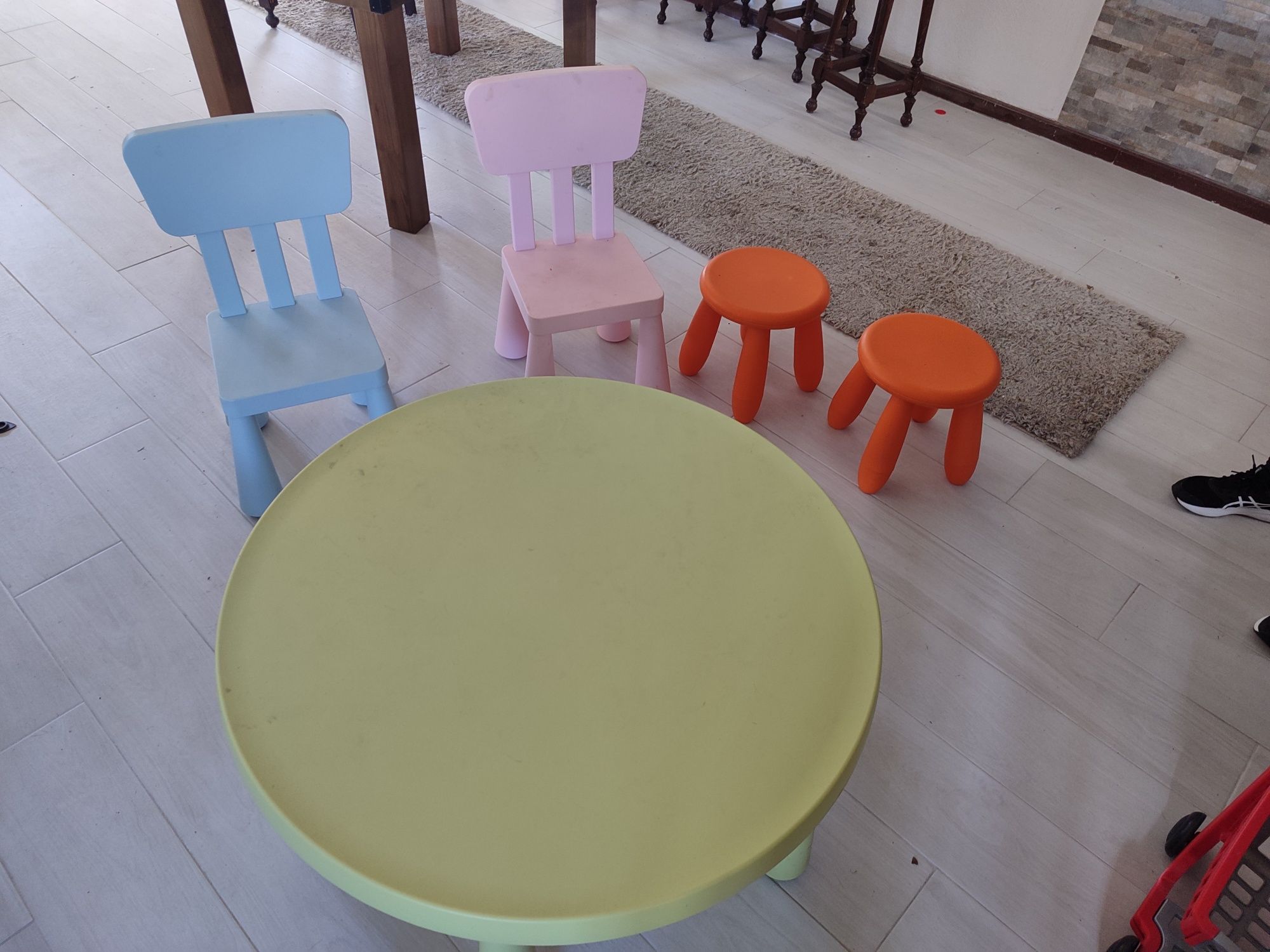 Mesa e cadeiras de brincar (crianças)