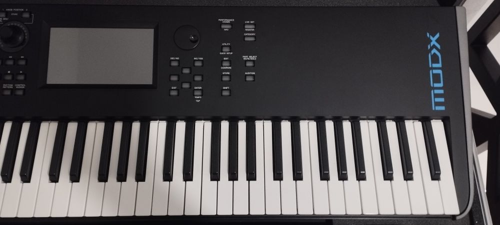 Yamaha Modx7 wraz z casem i akcesoriami