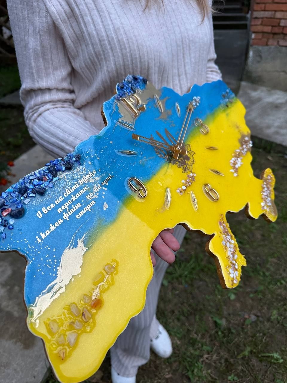 Настінний годинник з епоксидної смоли у формі Україна