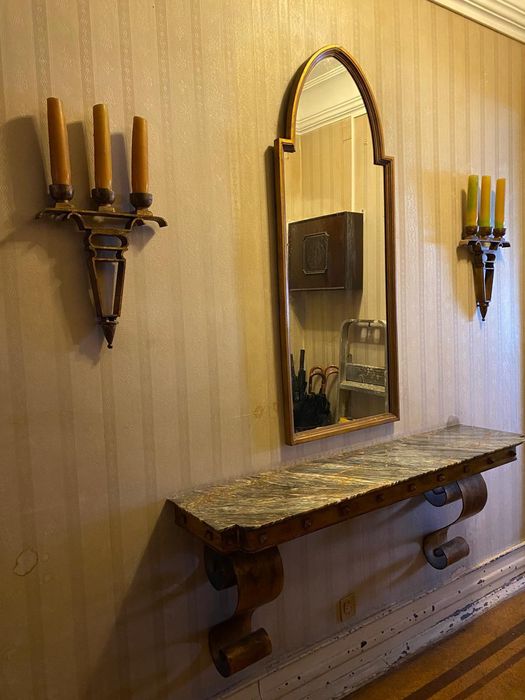 Parteleira e candelabros de parede