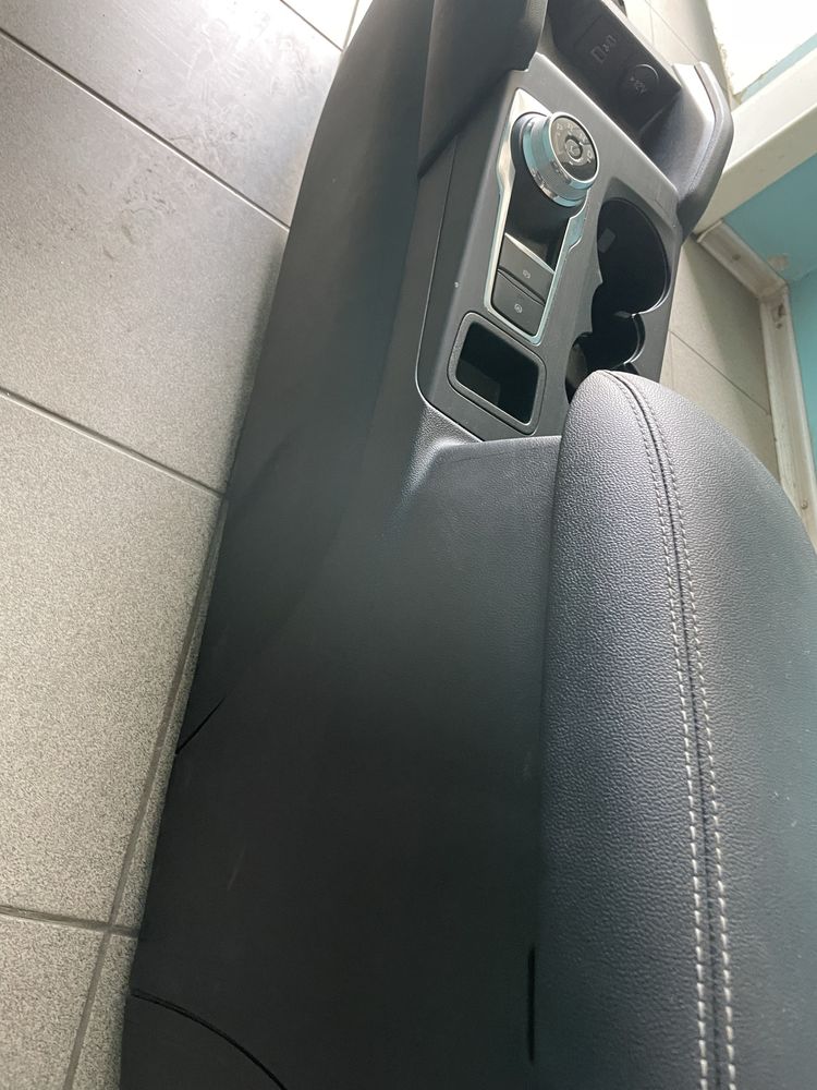 Підлокітник, центральна консоль, тонель Ford Escape MK4 2020